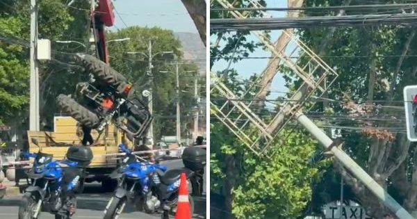 Tractor en el centro de Colina provoca caída de un cartel publicitario.