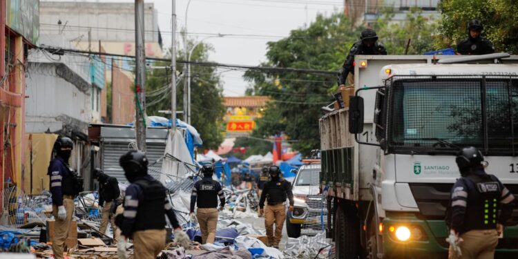 Municipalidad de Santiago lidera el tercer retiro de toldos azules en el Barrio Meiggs.