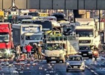 Quilicura: Carga de camión de bebidas se cae y arma un despelote en la Ruta 5 y el nudo Américo Vespucio.