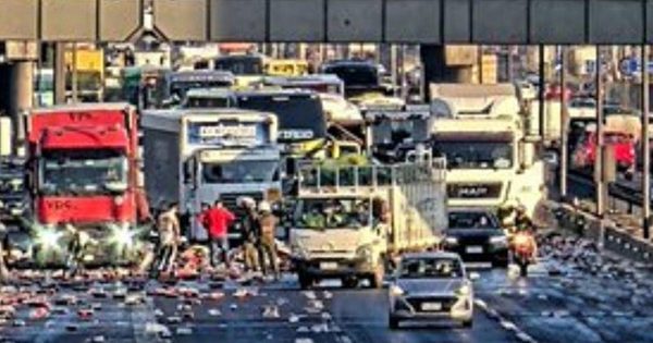 Quilicura: Carga de camión de bebidas se cae y arma un despelote en la Ruta 5 y el nudo Américo Vespucio.