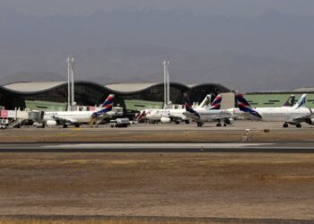 Puntualidad de vuelos en Chile llega a su mejor nivel en cinco años y disminuyen los reclamos de pasajeros.