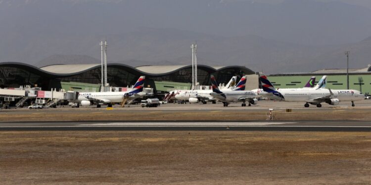 Puntualidad de vuelos en Chile llega a su mejor nivel en cinco años y disminuyen los reclamos de pasajeros.