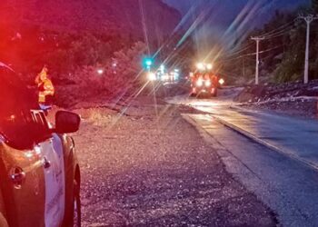Alud de barro y piedras mantiene cerrado la Ruta 60CH y el Paso Internacional Cristo Redentor.
