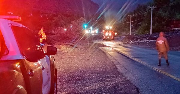 Alud de barro y piedras mantiene cerrado la Ruta 60CH y el Paso Internacional Cristo Redentor.