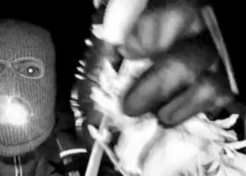 FBI difunde imágenes de un individuo enmascarado en la vivienda de la madre de una presentadora de NBC que continúa desaparecida.