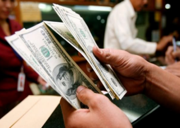 El dólar sigue cayendo y alcanza niveles que no se veían desde 2021.