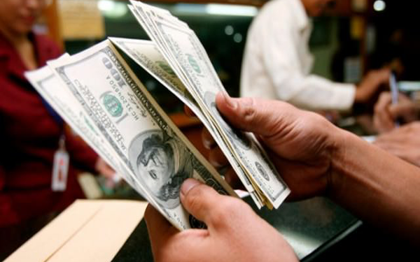 El dólar sigue cayendo y alcanza niveles que no se veían desde 2021.