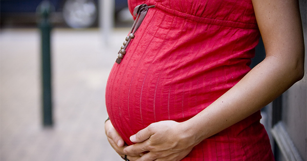 Corte Suprema ordena a Fonasa reevaluar acceso a fertilización de pareja lesbomaternal.