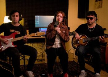 Conii expande su pop cinematográfico con una sesión en vivo que anticipa su disco debut.