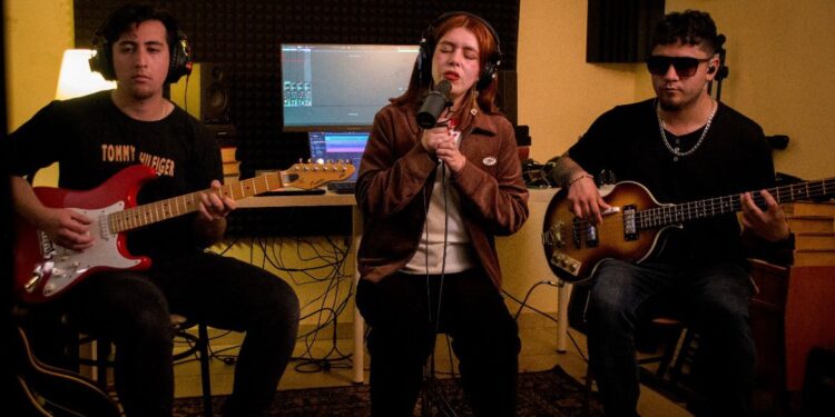 Conii expande su pop cinematográfico con una sesión en vivo que anticipa su disco debut.