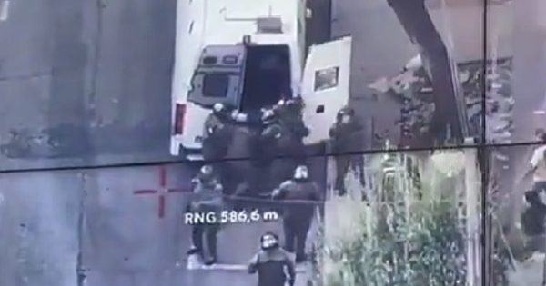 Carabineros detiene intento de ambulantes por reinstalarse en el barrio Meiggs.