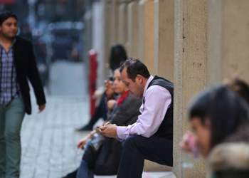 Desempleo de extranjeros se reduce al finalizar 2025.