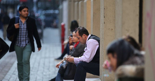 Desempleo de extranjeros se reduce al finalizar 2025.