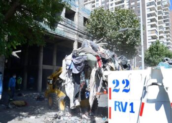 Retiran cinco bateas y seis camiones de basura de un edificio desocupado en Viña del Mar.