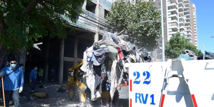 Retiran cinco bateas y seis camiones de basura de un edificio desocupado en Viña del Mar.