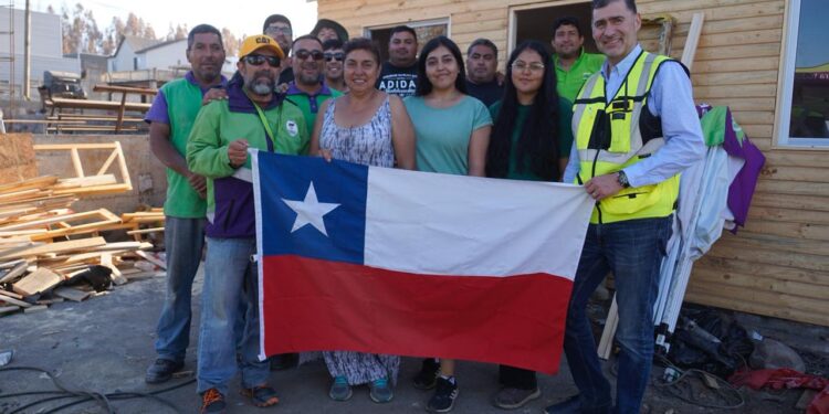 Municipalidad de El Bosque entrega las primeras viviendas de emergencia en El Edén a familias damnificadas por los incendios forestales.