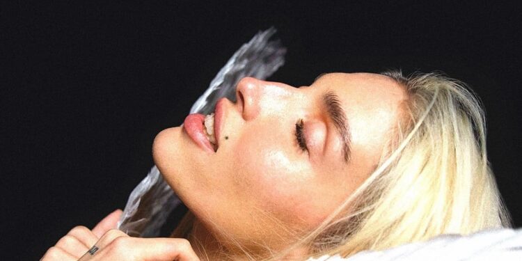 Elena Rose regresa a Chile con su Bendito Tour de Verano y se va a presentar el 9 de mayo en la Cúpula del Parque O’Higgins.