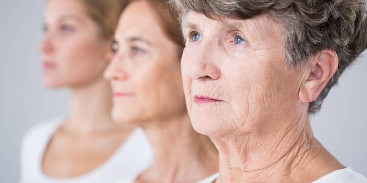 Expertos exponen en Talca investigaciones científicas para combatir el envejecimiento celular.