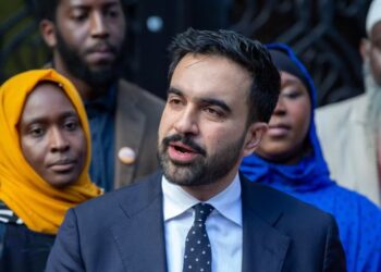 El alcalde de Nueva York firma una orden ejecutiva que restringe el poder del ICE en la ciudad.