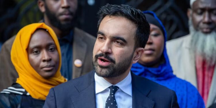 El alcalde de Nueva York firma una orden ejecutiva que restringe el poder del ICE en la ciudad.