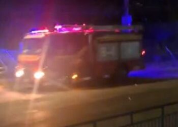 Fuego devastador afecta a dos casas en Lampa durante la madrugada.