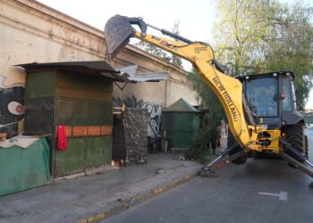 Municipalidad de Independencia saca kioscos abandonados en el sector del Hospital San José para potenciar la seguridad y recuperar espacios públicos.