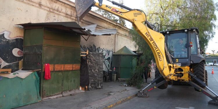 Municipalidad de Independencia saca kioscos abandonados en el sector del Hospital San José para potenciar la seguridad y recuperar espacios públicos.