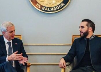 Cadem: la visita de Kast a Bukele inicia su gira internacional.