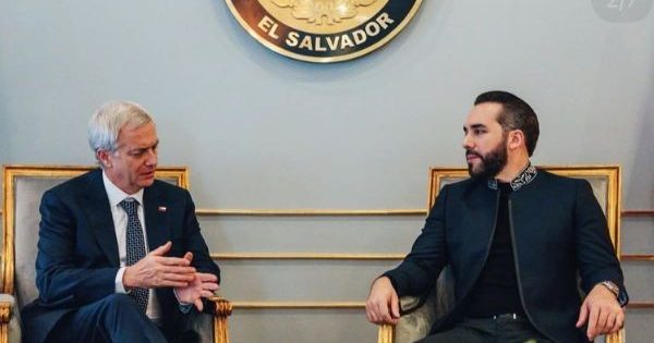 Cadem: la visita de Kast a Bukele inicia su gira internacional.