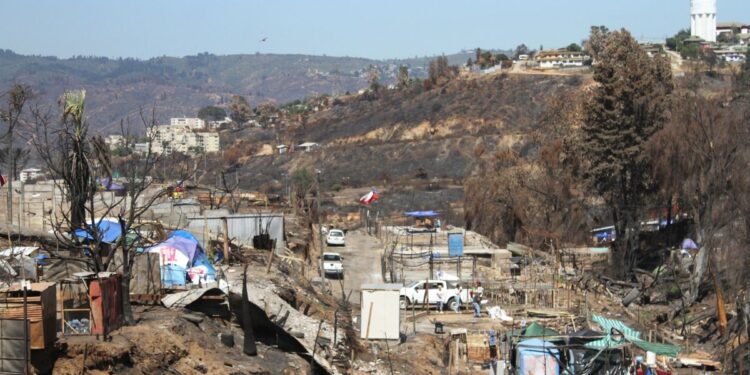 Fiscalía indaga un fraude de $1.100 millones relacionado con los incendios de 2024 en Valparaíso.