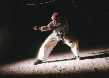 Paco Miranda se sumerge en la herida emocional con «CAER», un adelanto potente y directo de «Metástasis».