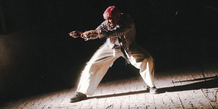 Paco Miranda se sumerge en la herida emocional con «CAER», un adelanto potente y directo de «Metástasis».