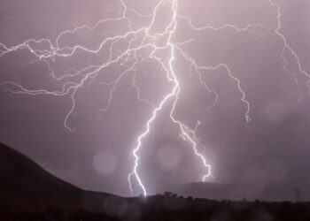 Emitieron alerta por posibles tormentas eléctricas en las regiones de Arica, Tarapacá y Antofagasta.
