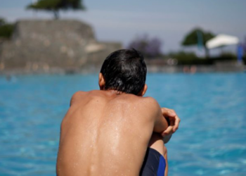 Cómo prevenir la otitis en verano y cuidar tus oídos al meterte a nadar.