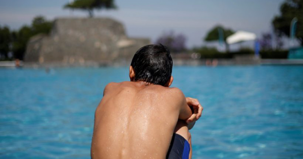 Cómo prevenir la otitis en verano y cuidar tus oídos al meterte a nadar.