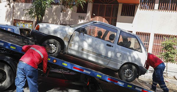 Municipalidad de Santiago pone en marcha mega operativo para sacar autos abandonados.