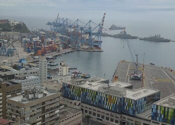 Industria del salmón en Chile se preocupa por estancamiento a pesar del aumento en exportaciones.