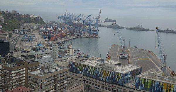 Industria del salmón en Chile se preocupa por estancamiento a pesar del aumento en exportaciones.