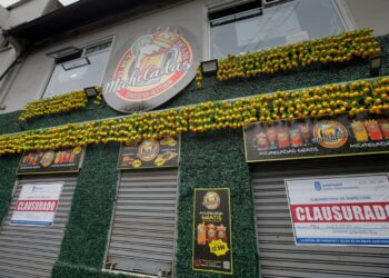 Cerraron el local «Rey de las Micheladas» en Santiago.