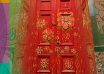 Esto es lo que se oculta detrás de la famosa Puerta Roja de Valparaíso.