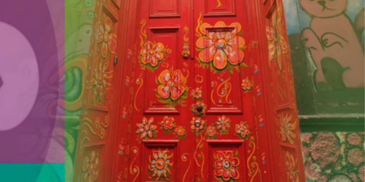 Esto es lo que se oculta detrás de la famosa Puerta Roja de Valparaíso.