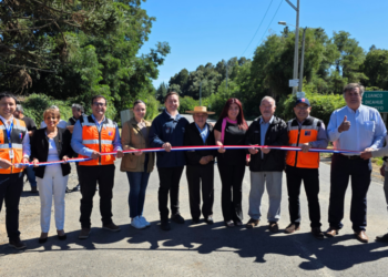 Vecinos festejan el significativo mejoramiento del camino Q-115 en Los Ángeles.