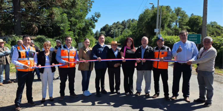 Vecinos festejan el significativo mejoramiento del camino Q-115 en Los Ángeles.