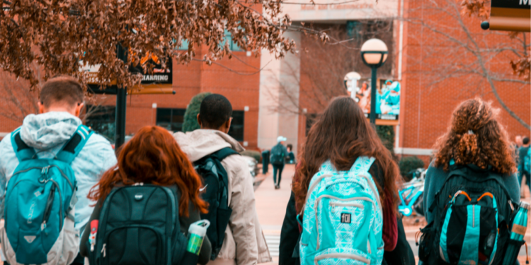 Beca municipal respaldará los estudios de jóvenes y adultos en Chillán Viejo.