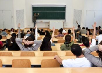 Universidades en Chile usan Inteligencia Artificial para frenar la fuga de postulantes y agilizar las matrículas.