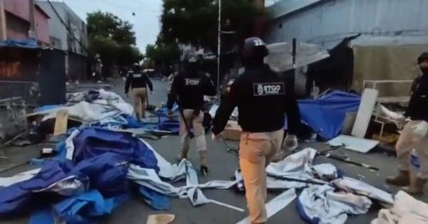 Recuperación del barrio Meiggs avanza con otro desalojo de toldos azules.