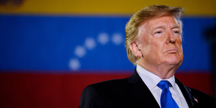 Trump anuncia su visita a Venezuela y establece un acuerdo con grandes compañías petroleras.