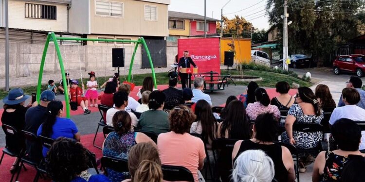 Se crea un nuevo espacio público para la comunidad en un área verde recuperada de un sitio abandonado.
